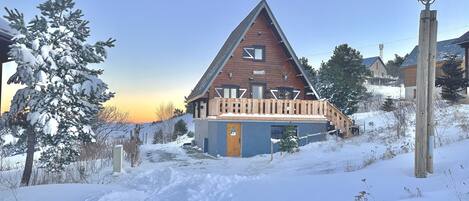 Chalet côté sud avec terrasse, face à la station de ski