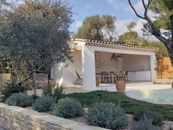 Pool house et jardin méditerranéen