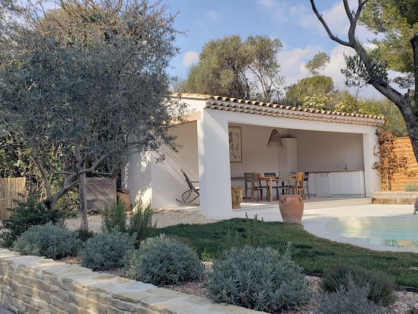 Pool house et jardin méditerranéen