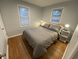 Guest bedroom with queen bed 