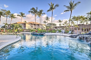 Community Pool w/ Hot Tub