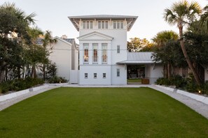 THE IVORY TOWER, A  2 STORY KING  W/GULF VIEWS AT THE COURT