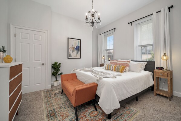 ★Elegance & Comfort★ rest and relax in our king size bed - Bedroom 3