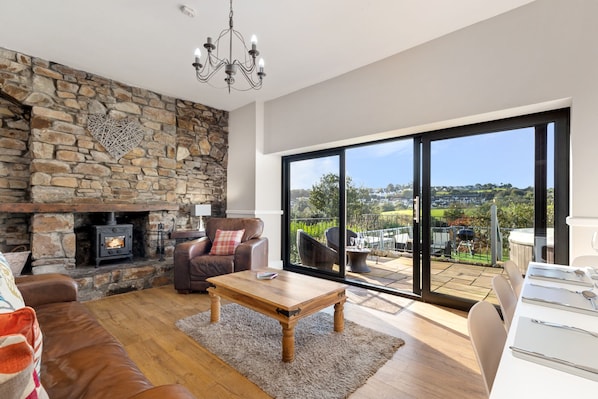 Beautiful Cottage, Hot Tub, Countryside Views