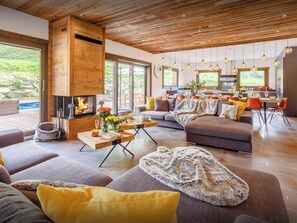 Lounge/Dining