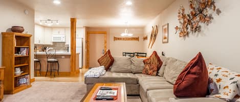 Living Room / Flat Screen TV, Queen Sleeper Sofa / Wood Burning / Fireplace