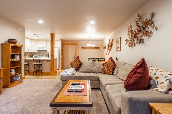 Living Room / Flat Screen TV, Queen Sleeper Sofa / Wood Burning / Fireplace