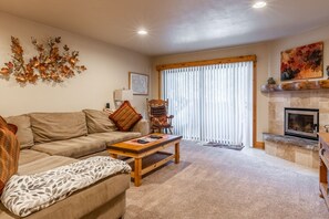 Living Room / Flat Screen TV, Queen Sleeper Sofa / Wood Burning / Fireplace