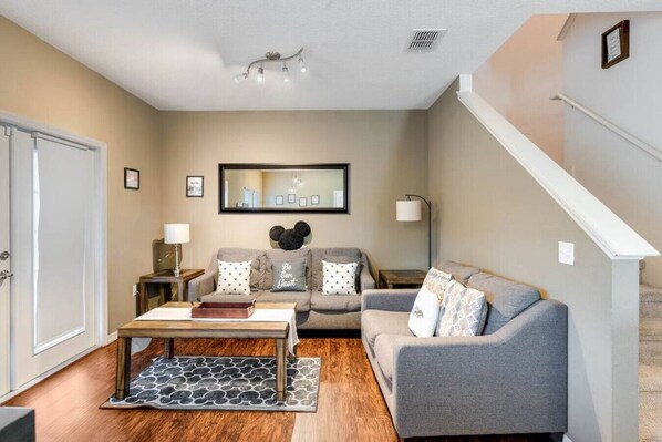 [Living Room] Master Bedroom is to the right!