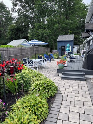 entrance to the back yard from the owners driveway. 