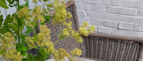 Sie verfügen über eine große private Terrasse mit Blick in den Garten.