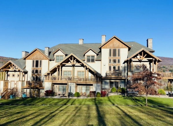 Your Own Private Ski Lodge! RARE End Unit in the desirable Hunter Highlands II 