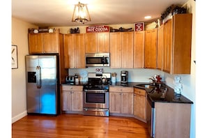 Fully Equipped Kitchen with Granite Countertops and Stainless Steel Appliances 
