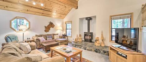 Truckee Vacation Rental | 4BR | 2.5BA | 3 Stairs to Access | 3,049 Sq Ft