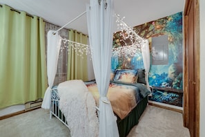 Enchanted Bedroom with Queen bed (1st floor)