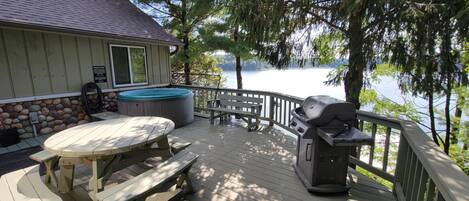 Hot Tub over lookig the lake