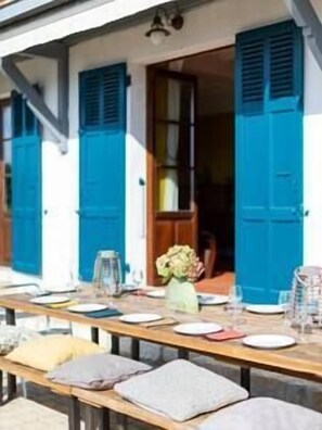Outdoor dining