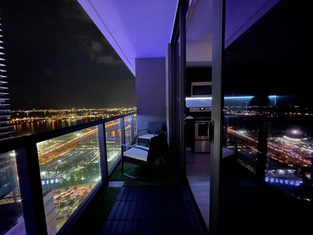 Lavish Modern 30th Floor Bay City View Downtown Miami
