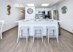Newly updated full kitchen