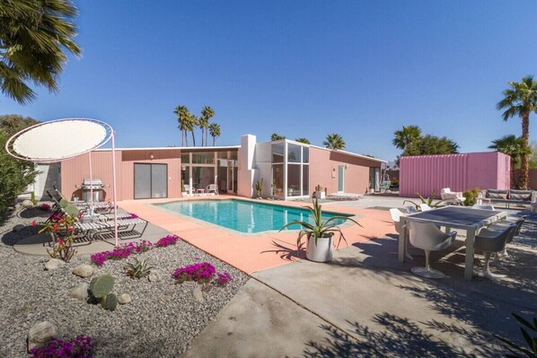 Mid-century modern oasis 🌵☀️ Soak up the sun in this dreamy pink desert escape with a private pool, mountain views, and chic outdoor dining. Perfect for groups, girls’ trips & unforgettable getaways! #PalmSpringsStyle #PoolsideRetreat