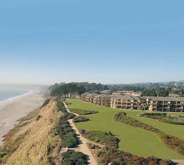 Spectacular ocean front.  A few minutes walk from the lobby. 