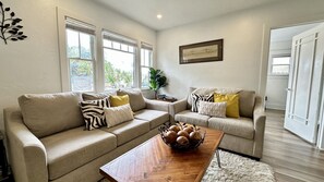 Cozy living room w sofabed!