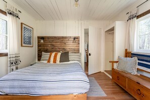 Queen size bed. Linen & towels included
