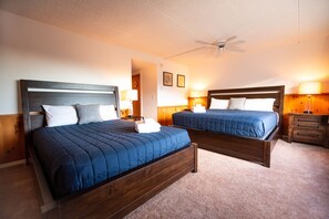 [Master bedroom] Equipped with king & queen bed and USB outlets in the lamps. 