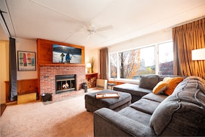 Smart TV Views of Mount Snow / Wood Burning Fireplace / Free Firewood /Sofa Bed