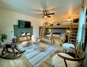 1 King and 2 twin beds, tv, toys and an en-suite bath - perfect family suite