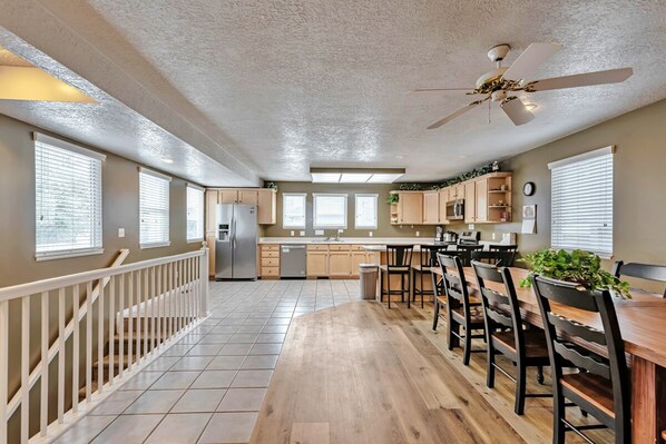 Kitchen / Dining Area