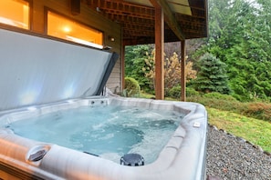 The hot tub and sauna were a huge hit and it was so nice to just relax and enjoy life with an amazing view all around.  -Viktor