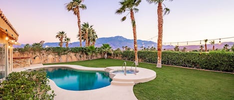 Backyard with mountain views from every corner! Grilling island, outdoor dining 