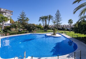 In this ubanization you can enjoy a beautiful garden area, a tennis court and a pool (1)