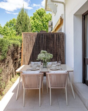 Pool, tennis court and gardens in a quiet complex. (2)