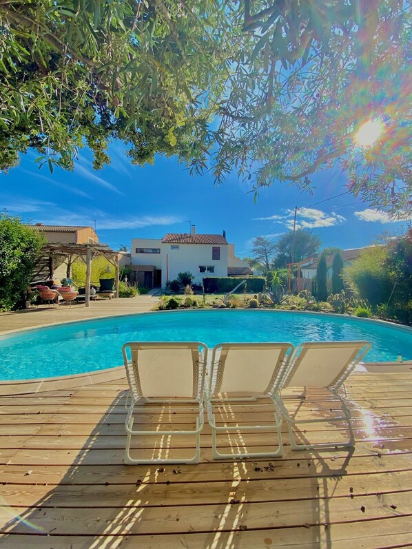 Une piscine de 11 mètres une plage bois de 100 m2 pour vos bains de soleil 