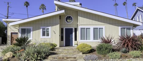 Cheerful beach house in Shell Beach. Located on Paddock Ave,  just three houses from the ocean and Memory Park. There is beach access by stairs and a walking path tucked between neighboring homes.