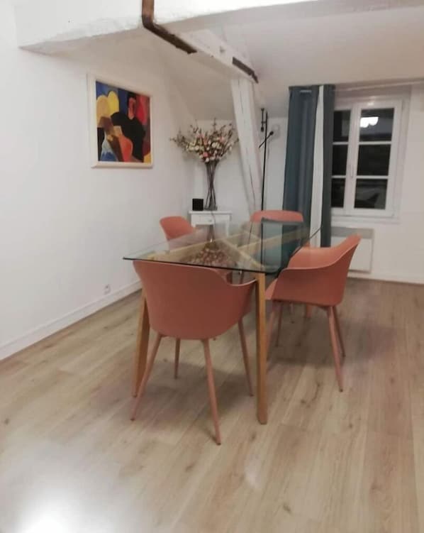 salle à manger fenêtre donnant rue minage