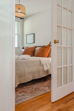 3 bedrooms - Two with queen beds and 3rd bedroom has two twin beds - Centre Stage - Niagara-on-the-L