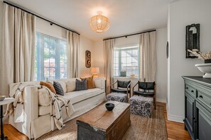 Relax with friends and family at Centre Stage Vacation Rental - Old Town - Niagara-on-the-Lake