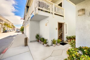 2-story home near the Bay with a furnished balcony, free WiFi & washer/dryer