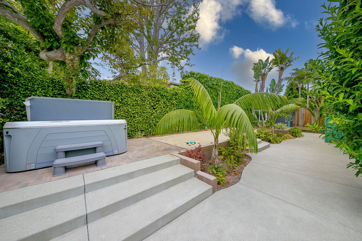 Luxury beach cottage with private hot tub & outdoor living area – walk to water