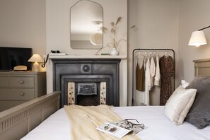 Morleys #1 - Queen size bed