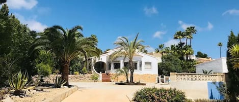 Villa with private pool, air-con,wifi, walking distance to shops and restaurants