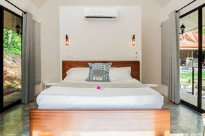 King size beds in each cabina