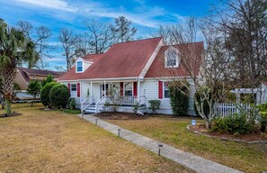 Quiet, cozy river house 15 minutes from the beach!