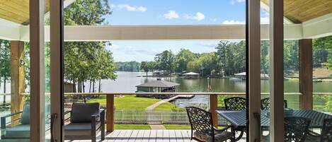 Paradise Pointe - enjoy sunsets, lake views in our beautiful lake home 