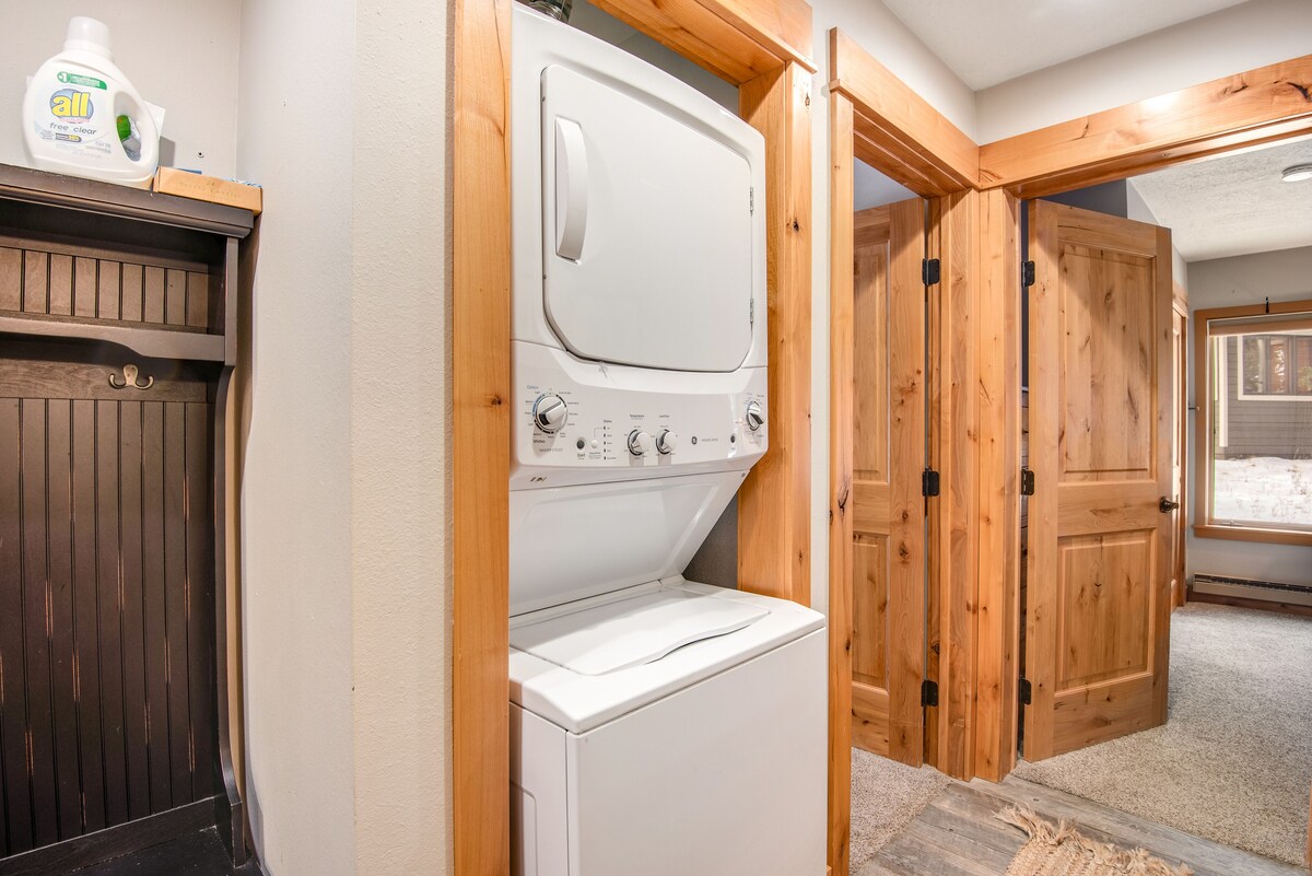 Comfy condo with balcony, fireplace, hot tub, & pool – near Keystone Resort