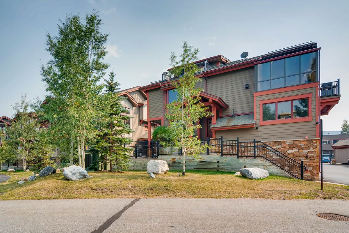 Marina Park Penthouse w/Shared Hot Tub & Pool, Mountain Views, Free WiFi