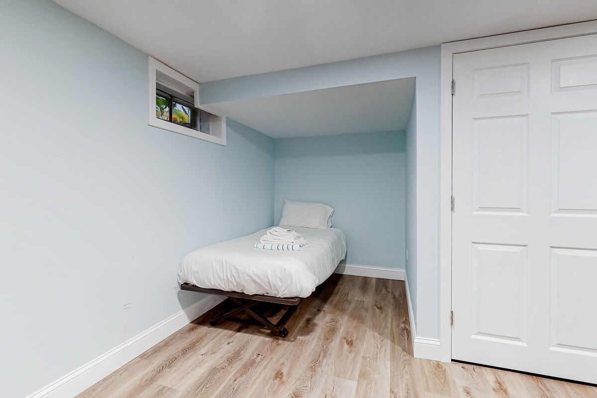 Cape Charmer | Walk to Market, Golf & Eateries | New Kitchen & Big Backyard